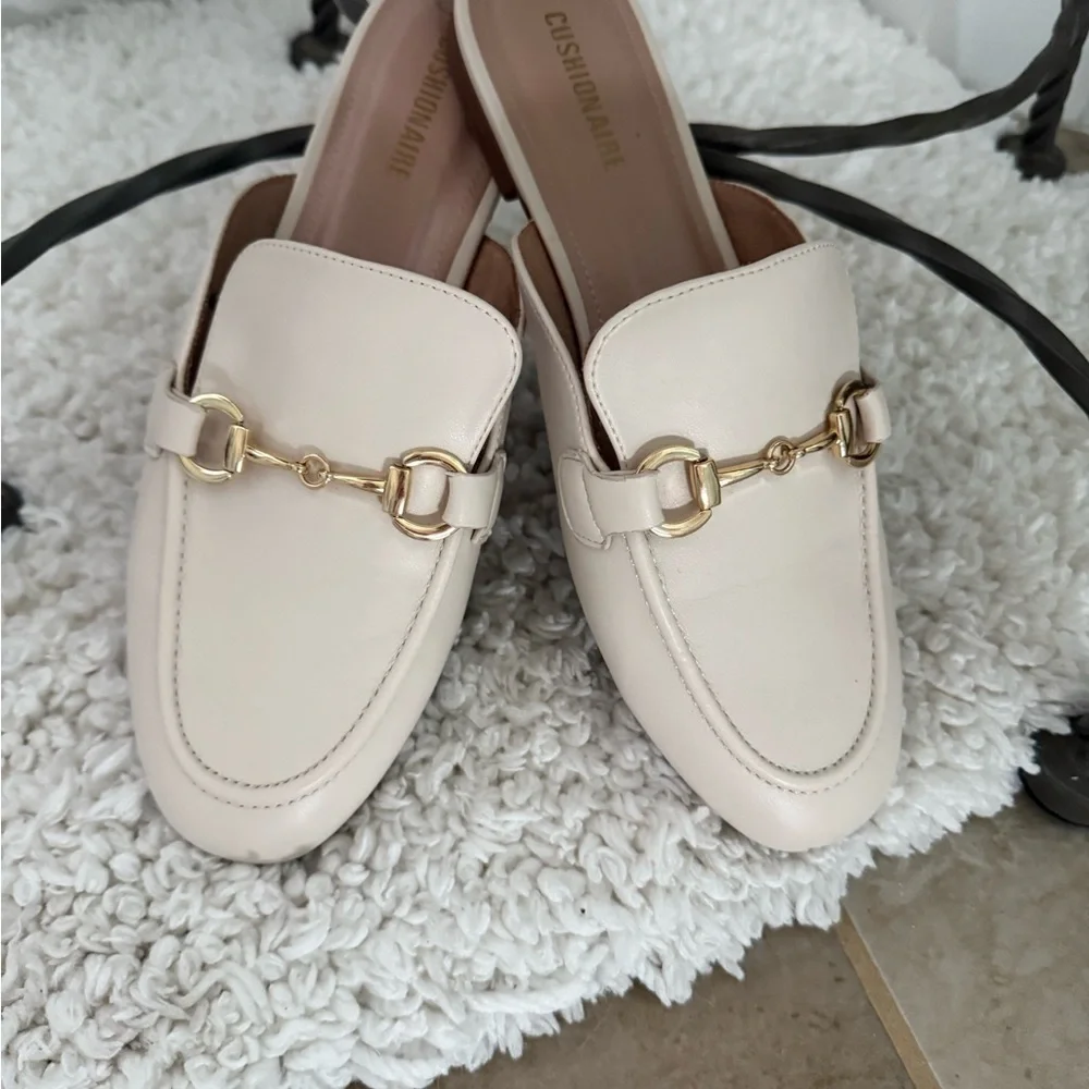 Elegant Cream Mules with Gold Accent - Picture 9 of 9